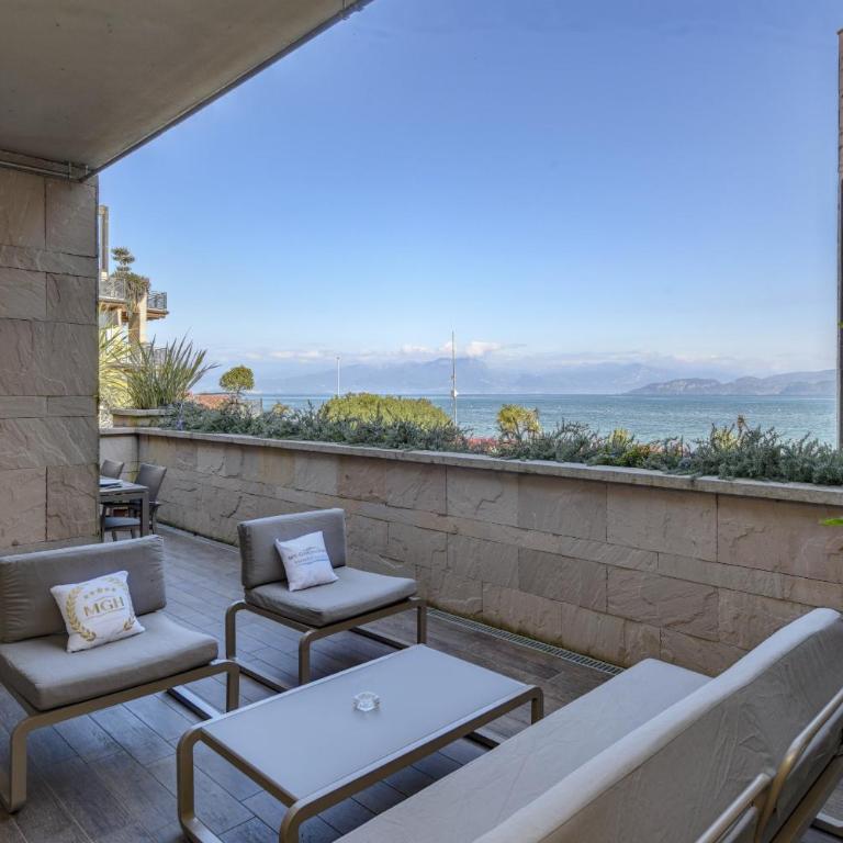 MGH Luxury - Residenza La Perla Peschiera Lakefront - Apartment with Lake View - 3