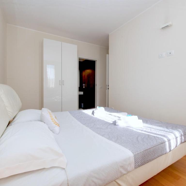 MGH Luxury - Residenza La Perla Peschiera Lakefront - Apartment with Lake View - 10
