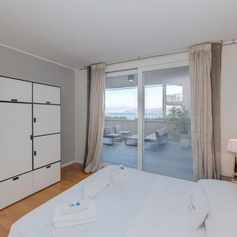 MGH Luxury - Residenza La Perla Peschiera Lakefront - Apartment with Lake View - 9