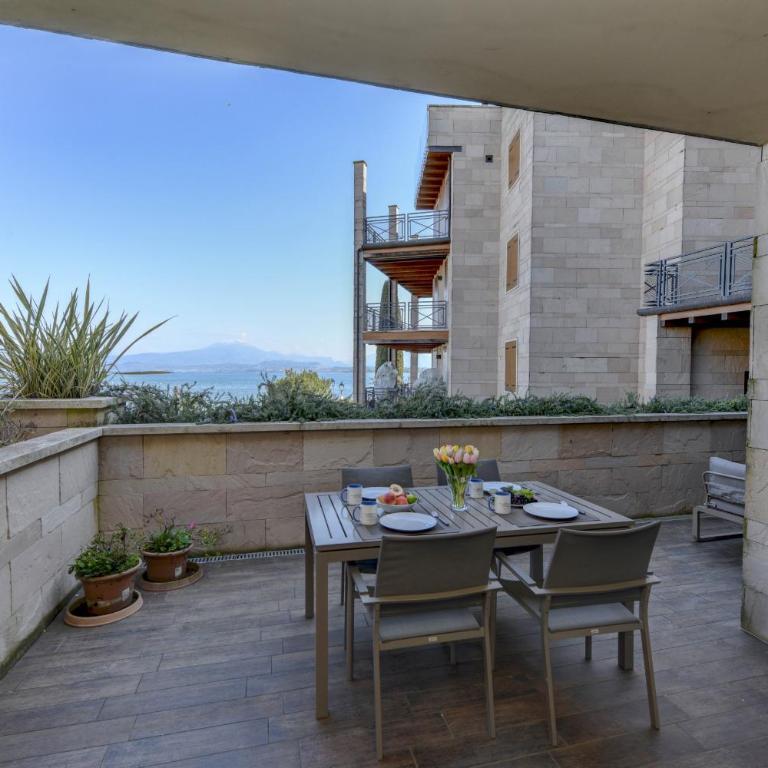 MGH Luxury - Residenza La Perla Peschiera Lakefront - Apartment with Lake View - 23