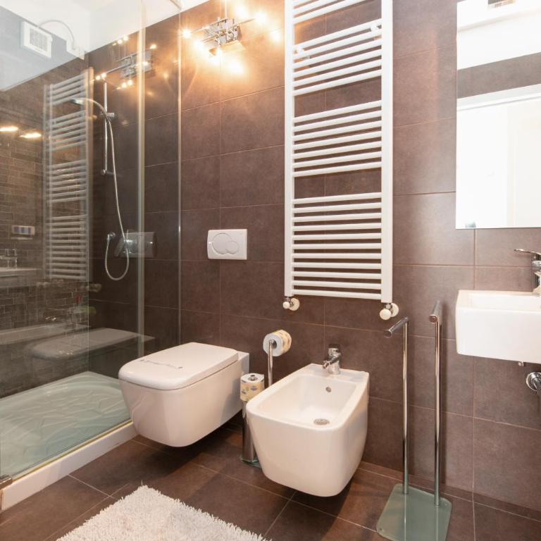 MGH Luxury - Residenza La Perla Peschiera Lakefront - Apartment with Lake View - 13
