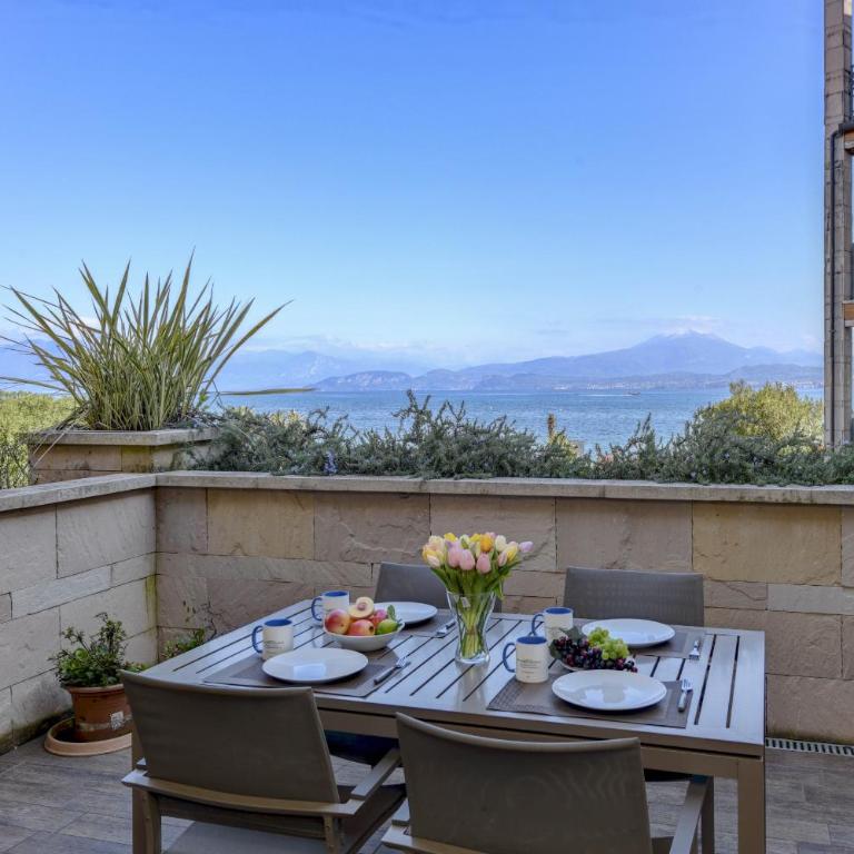 MGH Luxury - Residenza La Perla Peschiera Lakefront - Apartment with Lake View - 24