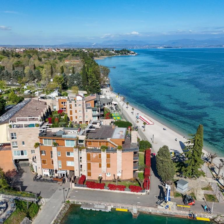 MGH Luxury - Residenza La Perla Peschiera Lakefront - Apartment with Lake View - 1