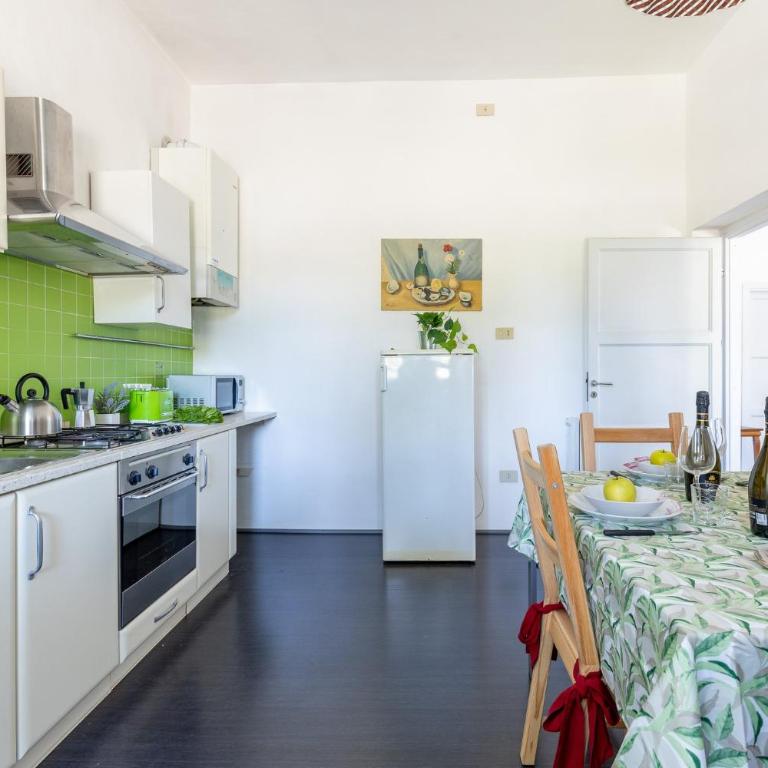 GuestHost - Station Oasis with Parking and Garden - Two-Bedroom Apartment - 10
