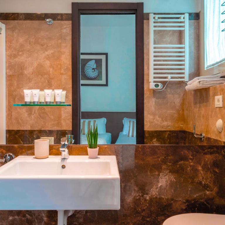 Hotel Carmen - Double or Twin Room with Balcony - 6