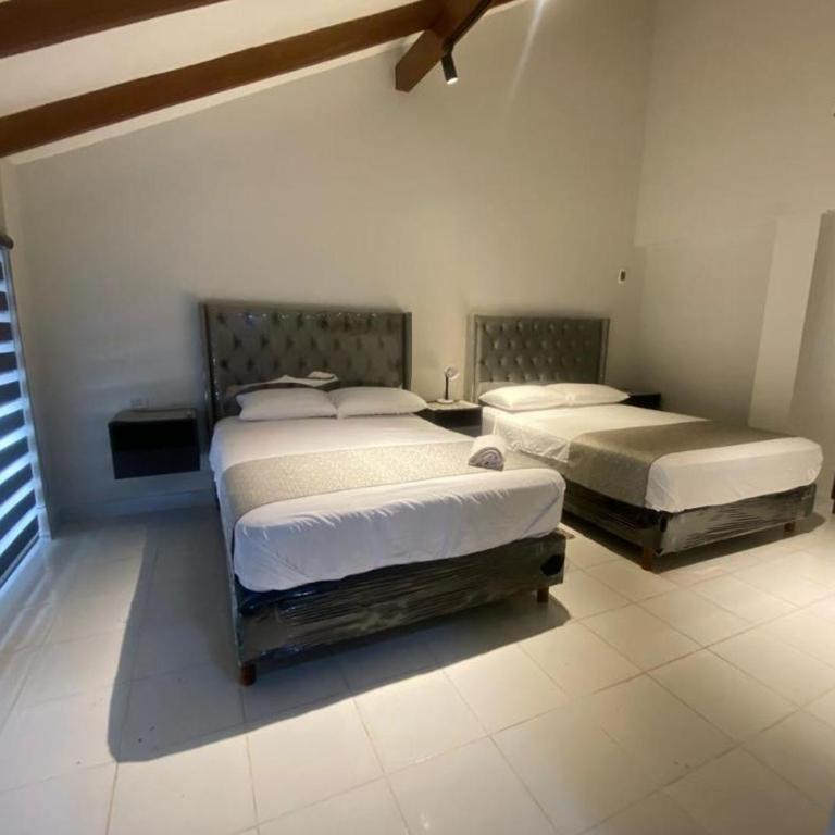 Hostal Independencia - Habitación Cuádruple Superior - 6