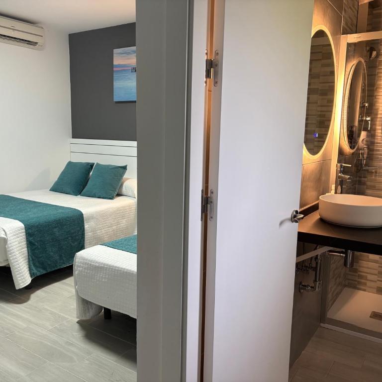Hostal Los Mellizos - Chambre Triple - Vue sur la Piscine - 1