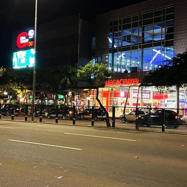 7B - Moderno departamento de 3 dormitorios a pasos de Plaza Blacutt - con Balcon y Parrillero - Apartamento - 65