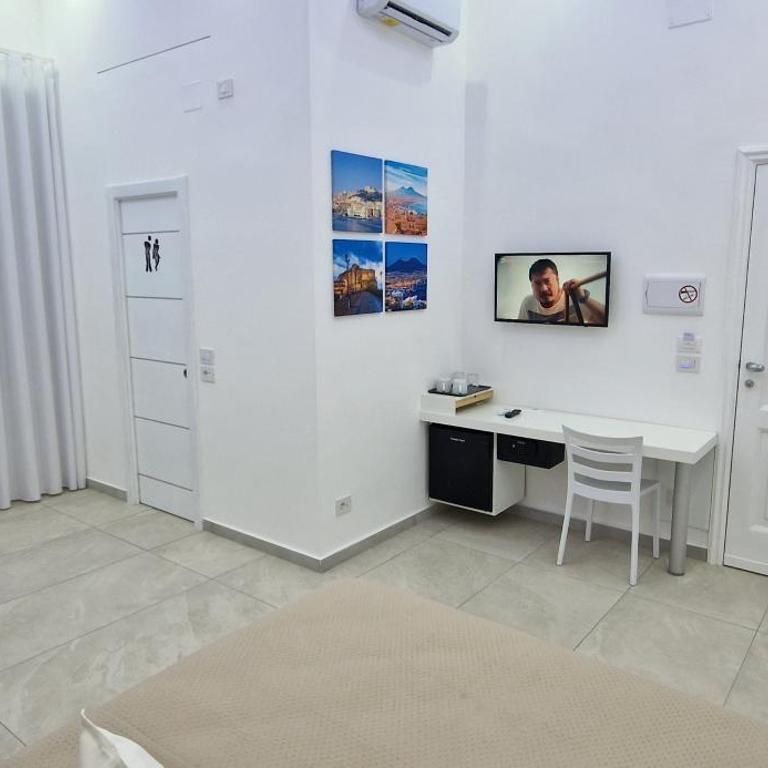 HG white - King Room with Balcony - 13