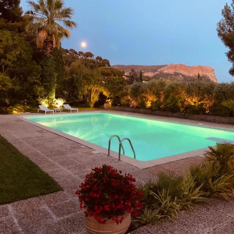 Élégance Provençale, Oasis de verdure, Bassin de 14m pour 1 à 6 personnes - Villa 3 Chambres - 5