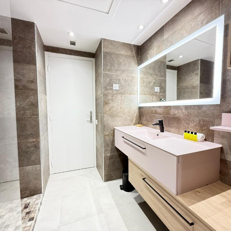 Résidence Standing - Piscine - Vue mer - One-Bedroom Apartment with Balcony and Sea View - 12