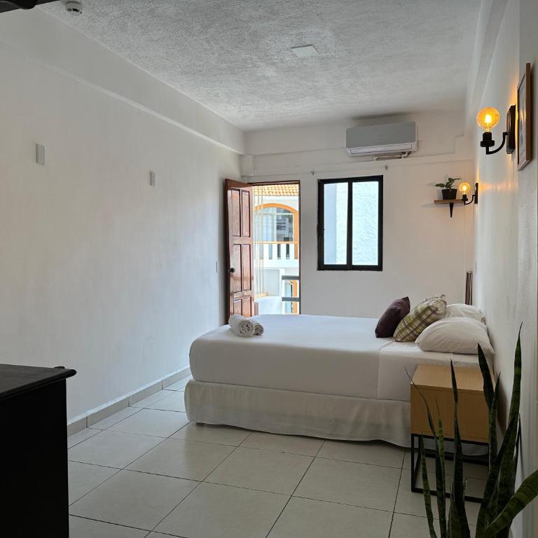 Calma Chicha Rooms - Queen Room with Balcony - 5