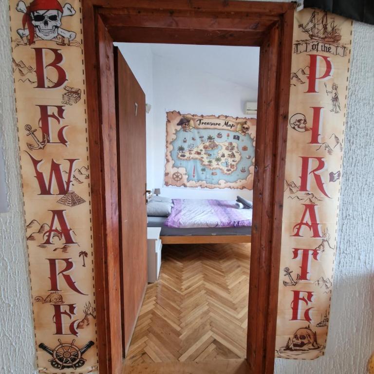 Pirate Backpackers - Dvokrevetna Soba sa Bračnim Krevetom i Balkonom - 1