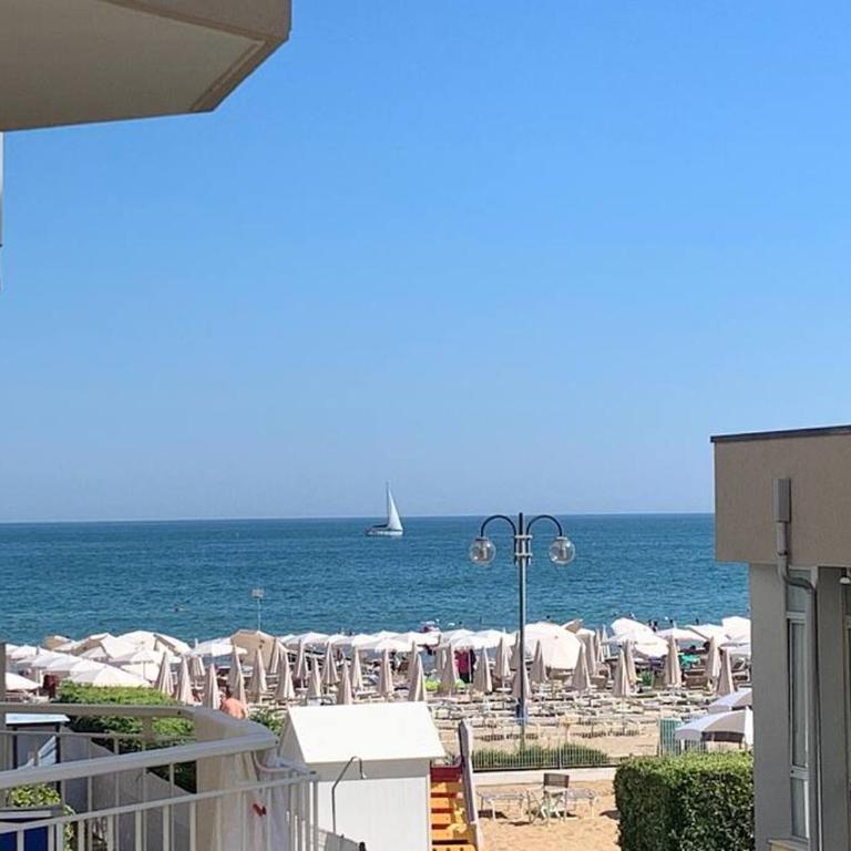 Suite bianca fronte mare - Appartamento con 1 Camera da Letto - 1