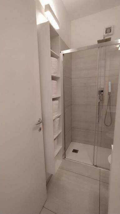 Suite bianca fronte mare - Appartamento con 1 Camera da Letto - 10