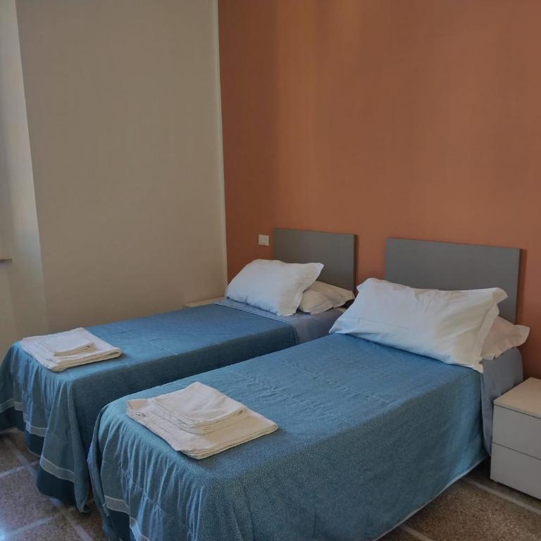 Affittacamere Dalla Patagonia - Two-Bedroom Suite with Private External bathroom - 8