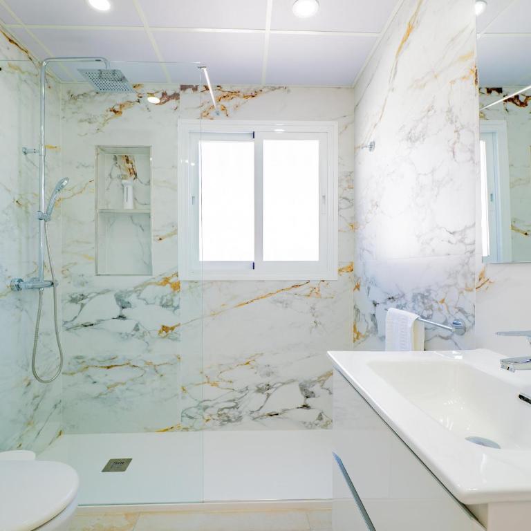 Cubo's La Perla Town Center House - Vacation Home - 46