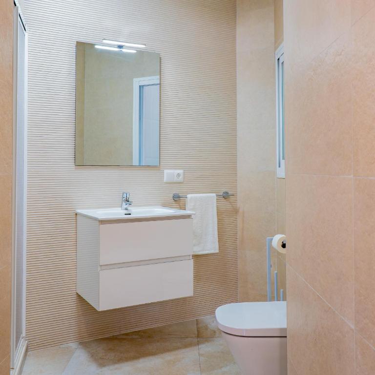 Cubo's La Perla Town Center House - Vacation Home - 51