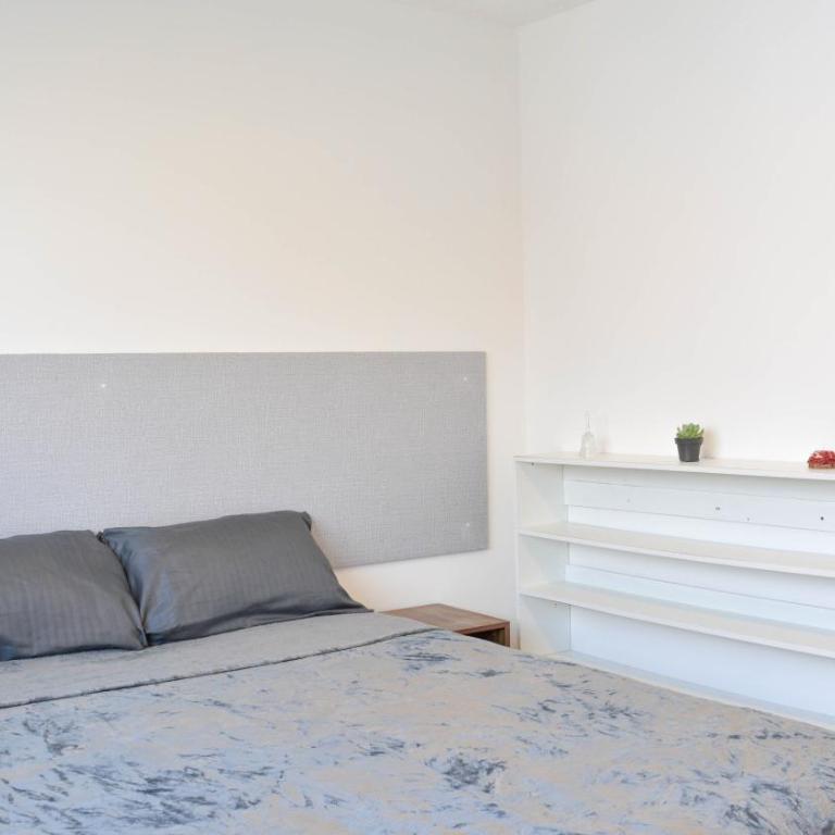 Casa Talento hostal hotel coliving - Double Room with Shared Bathroom - 11