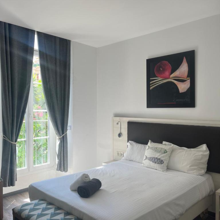 Hotel Flots d'Azur Promenade des Anglais - Standard ground floor room - reception side - Parking Lot View - 1