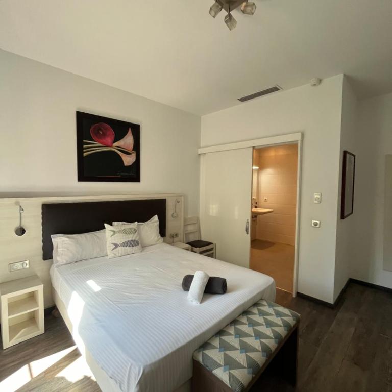Hotel Flots d'Azur Promenade des Anglais - Standard ground floor room - reception side - Parking Lot View - 2