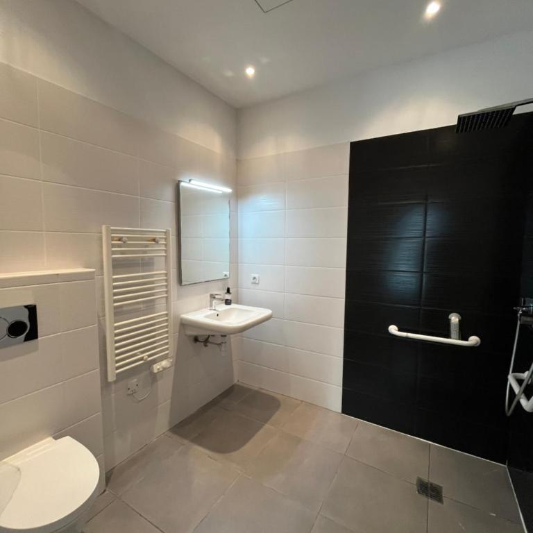 Hotel Flots d'Azur Promenade des Anglais - Standard ground floor room - reception side - Parking Lot View - 3