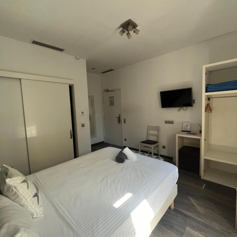 Hotel Flots d'Azur Promenade des Anglais - Standard ground floor room - reception side - Parking Lot View - 4