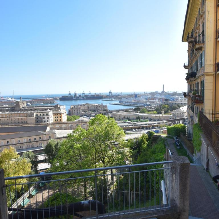 La Casa sulla Mattonata accogliente appartamento su una tipica creuza genovese con splendida vista e a pochi passi dalla Stazione Principe - Two-Bedroom Apartment with Harbor View - 55
