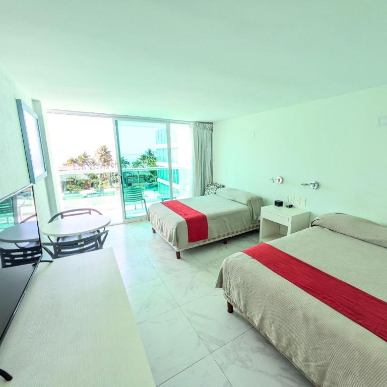 We Hotel Acapulco - Habitación Doble Deluxe con 2 camas dobles y balcón - 1