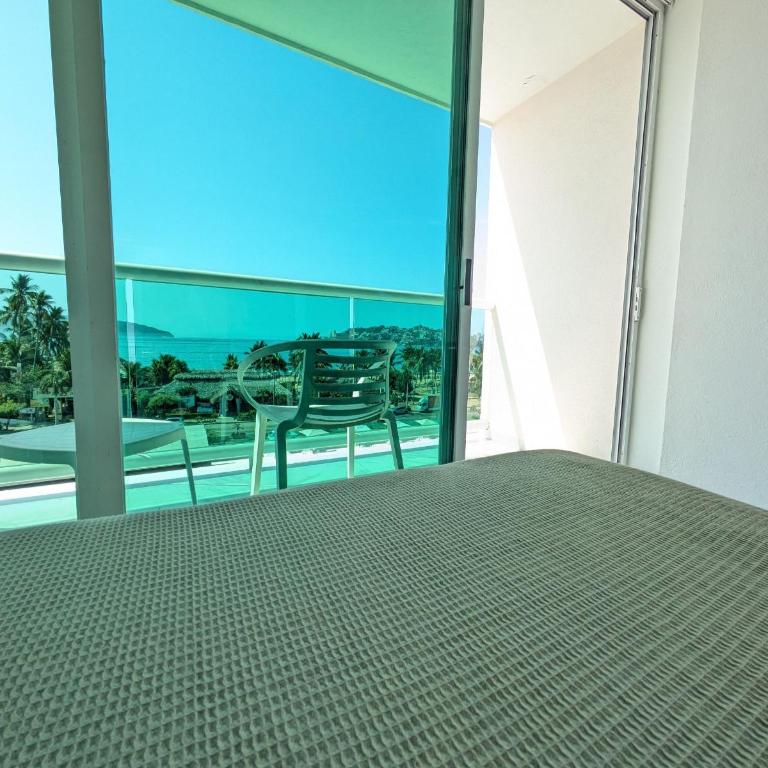 We Hotel Acapulco - Habitación Doble Deluxe con 2 camas dobles y balcón - 5