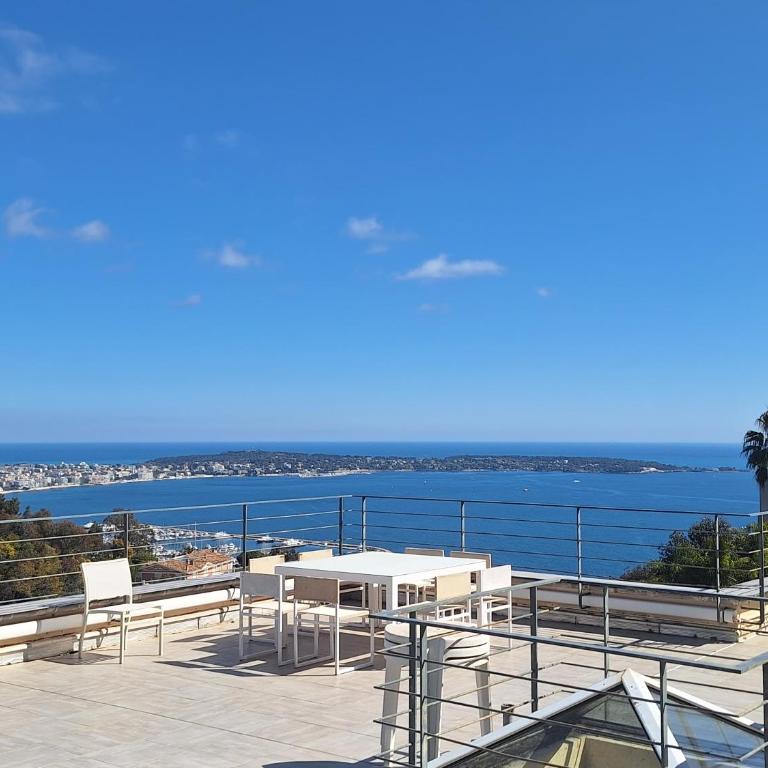 Cannes-SuperCannes-GolfeJuan--VILLA ALAMP--Piscine--Vue mer exceptionnelle - Villa avec Piscine Privée - 25