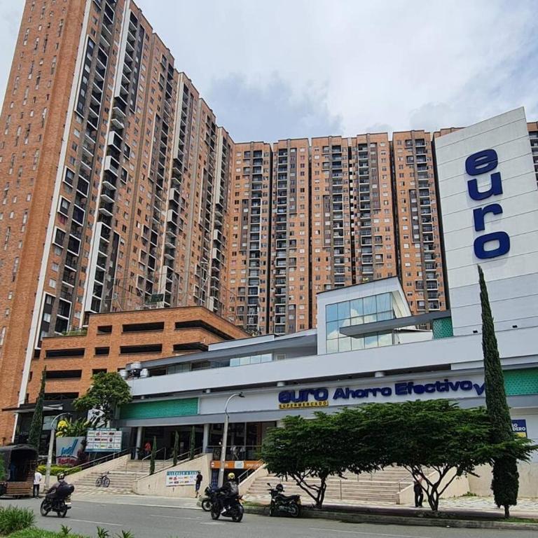 A 4 Minutos de la Estación del Metro, con Parqueadero, Piscinas, Sauna en Conjunto Privado - Apartamento de 2 dormitorios - 2