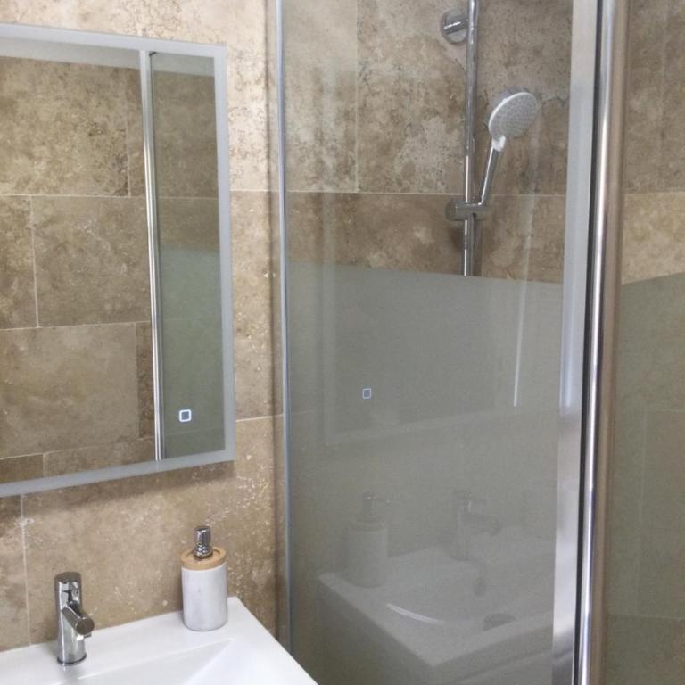 Bastidon provençal dans domaine naturiste avec accès gratuit parc aquatique - Maison 2 Chambres - 16