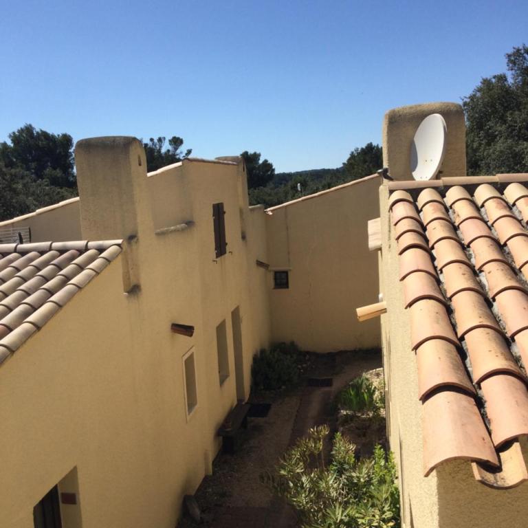 Bastidon provençal dans domaine naturiste avec accès gratuit parc aquatique - Maison 2 Chambres - 19