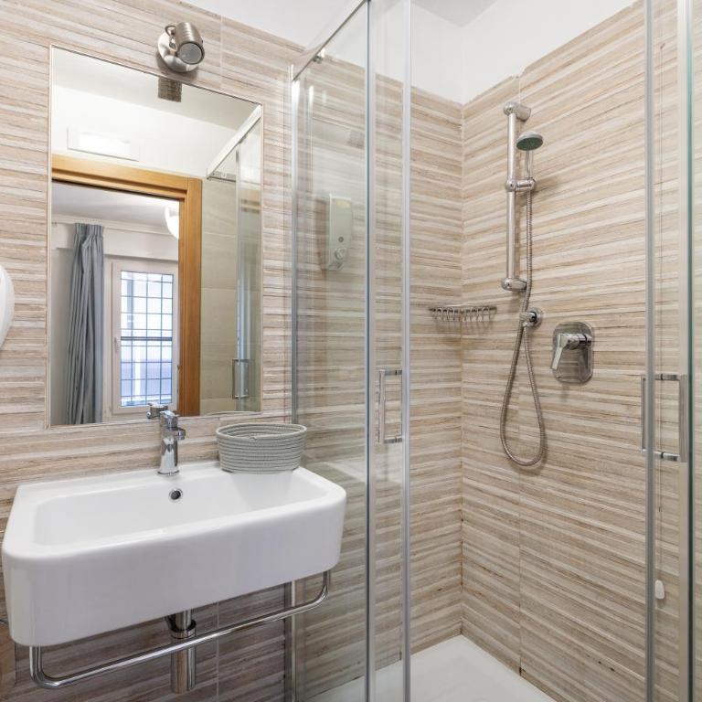 Retro Guest House - Camera Matrimoniale con Bagno Privato - 13