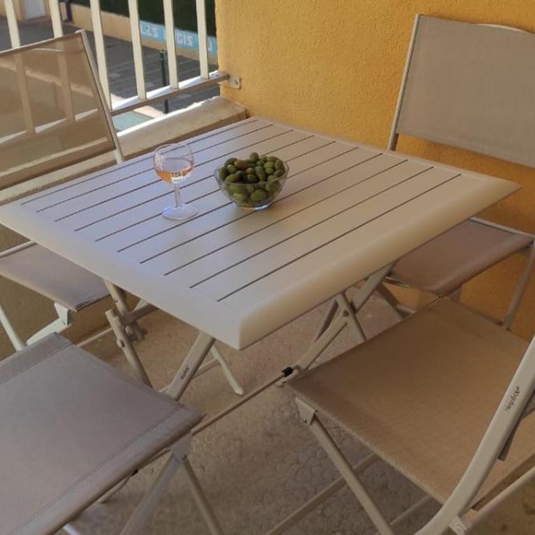 Petit appart sympa clim piscine balcon - One-Bedroom Apartment - 4