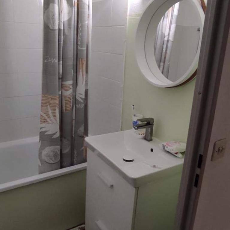 Petit appart sympa clim piscine balcon - One-Bedroom Apartment - 9