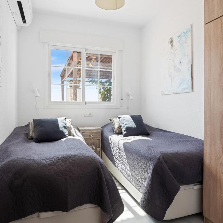 Big Terrace Retreat and only Steps from Beach & Town - Two-Bedroom Apartment with Terrace and Sea View - 12