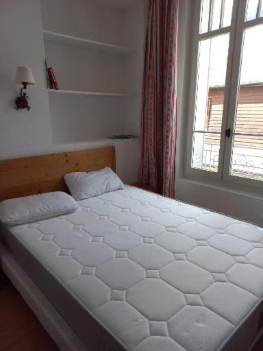 Appartement Reines des Pyrénées, T2, entier, centre Luchon, tarif cure thermale, wifi, casier à skis, ascenseur - Apartment mit 1 Schlafzimmer - 4