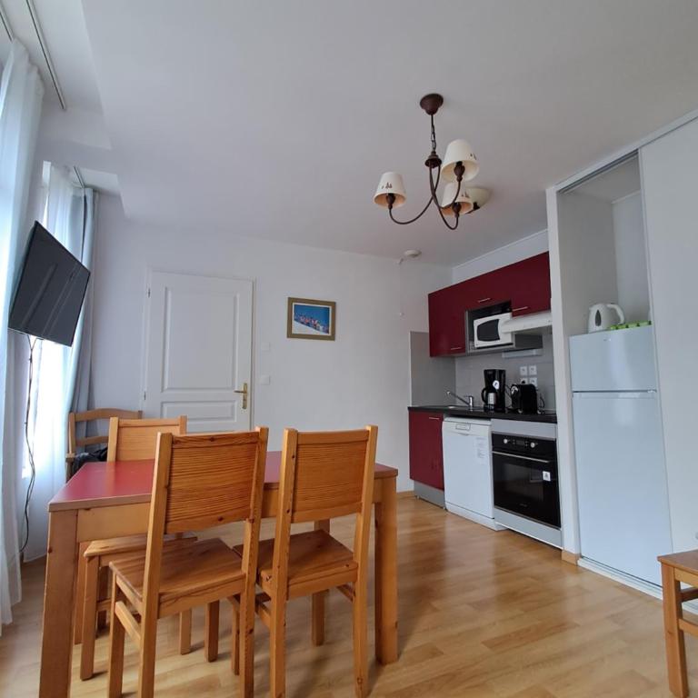 Appartement Reines des Pyrénées, T2, entier, centre Luchon, tarif cure thermale, wifi, casier à skis, ascenseur - Apartment mit 1 Schlafzimmer - 11