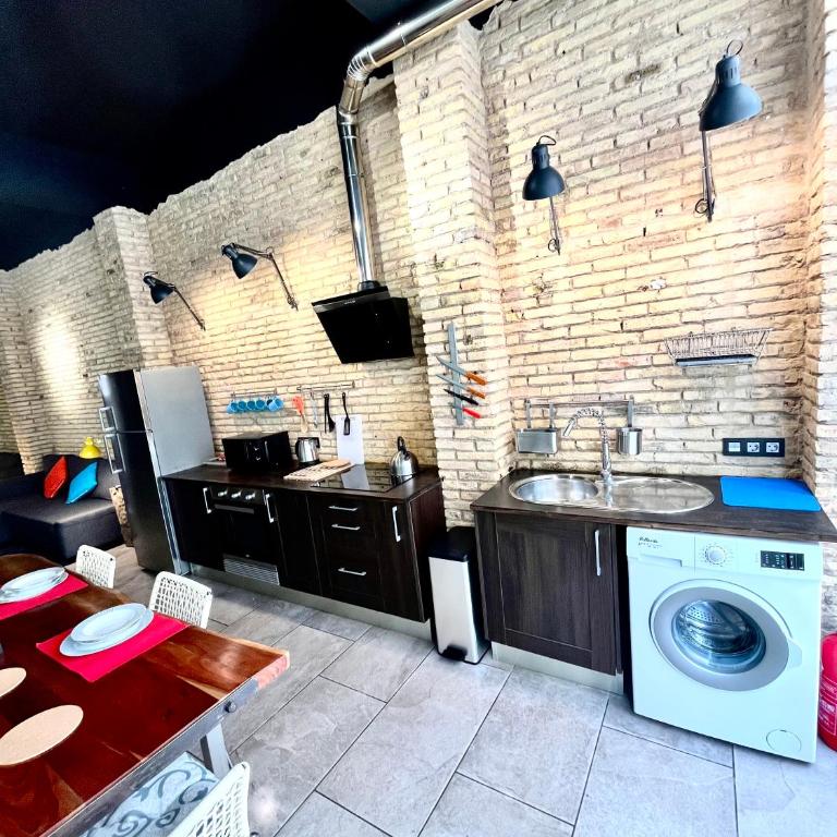 IY Loft 4 - Open Plan Garage Style - Up to 4 people - One-Bedroom Apartment - 12