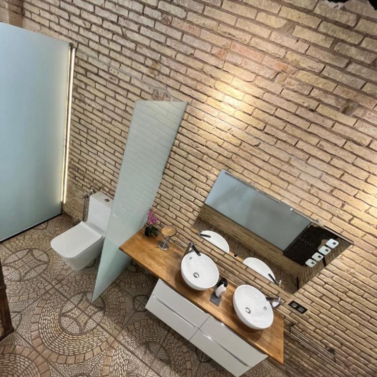 IY Loft 4 - Open Plan Garage Style - Up to 4 people - One-Bedroom Apartment - 18