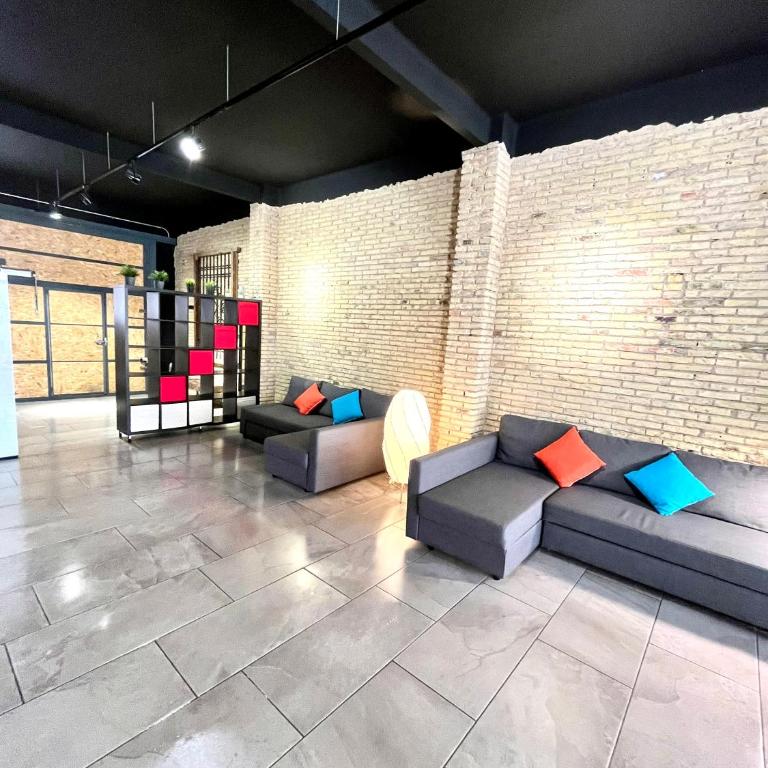 IY Loft 4 - Open Plan Garage Style - Up to 4 people - One-Bedroom Apartment - 5