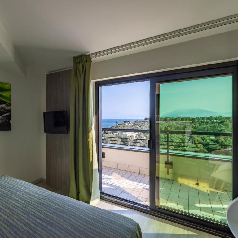 Hotel Ideal - Camera Familiare con Vista Lago - 8