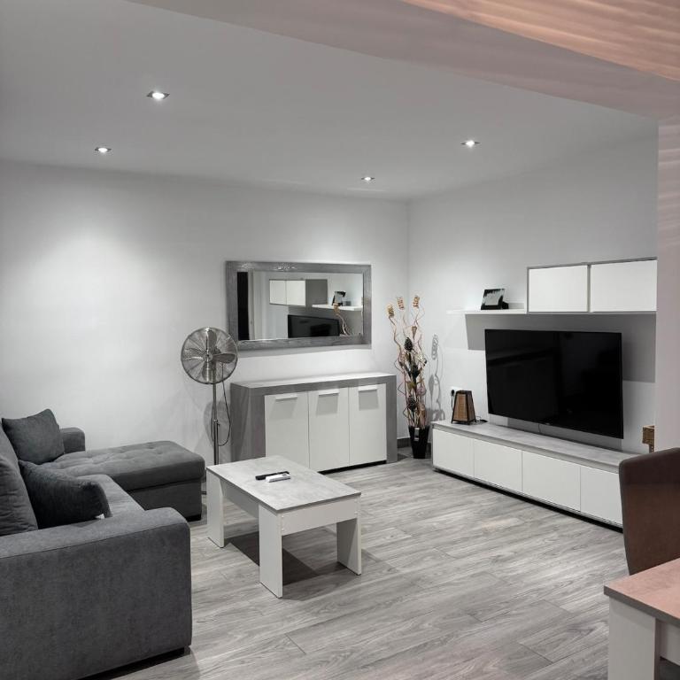 Cullera Sea and Mountain Balcony - Three-Bedroom Apartment - 1