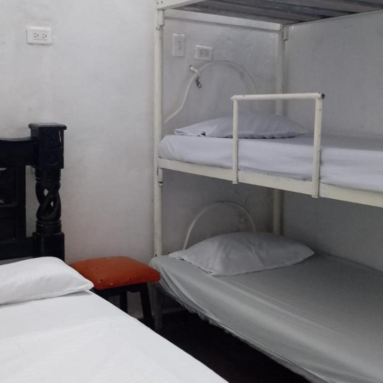 Hostal #10-33 - Quadruple Room with Private Bathroom - 4