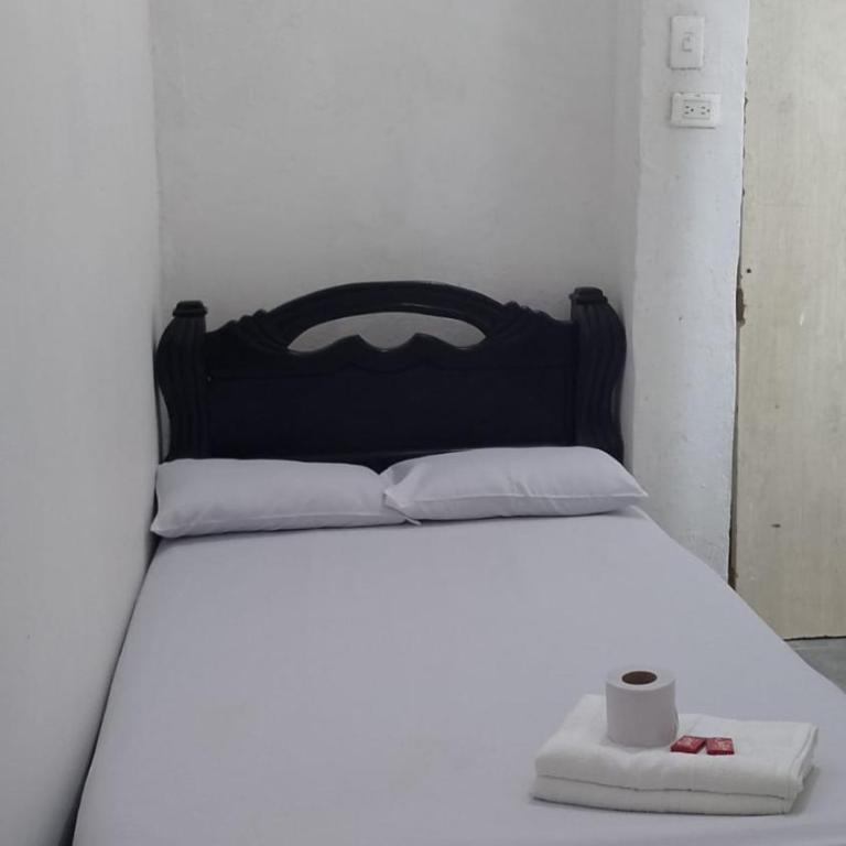 Hostal #10-33 - Double Room with Shared Bathroom - 1