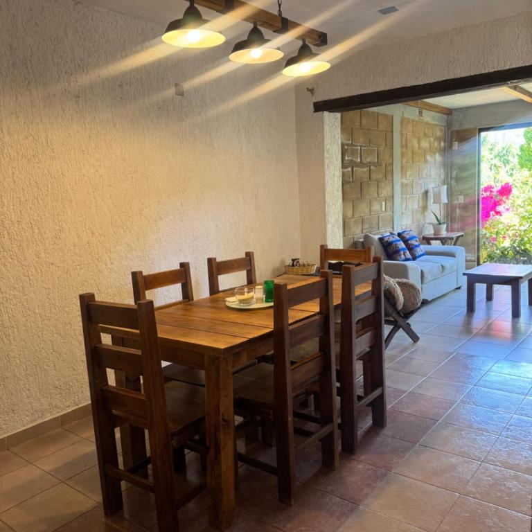 Amplia Casa en el Corazón de Sancris - Three-Bedroom House - 11