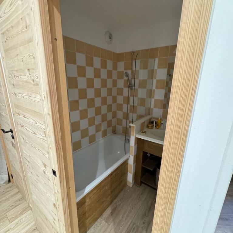 Résidence Albane, T3 entièrement refait - Appartamento con 2 Camere da Letto e Balcone - 16