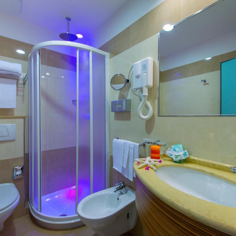 Hotel Ariane - BEACHFRONT, XXL Breakfast & Sea View - Camera Quadrupla con Vista Mare - 6